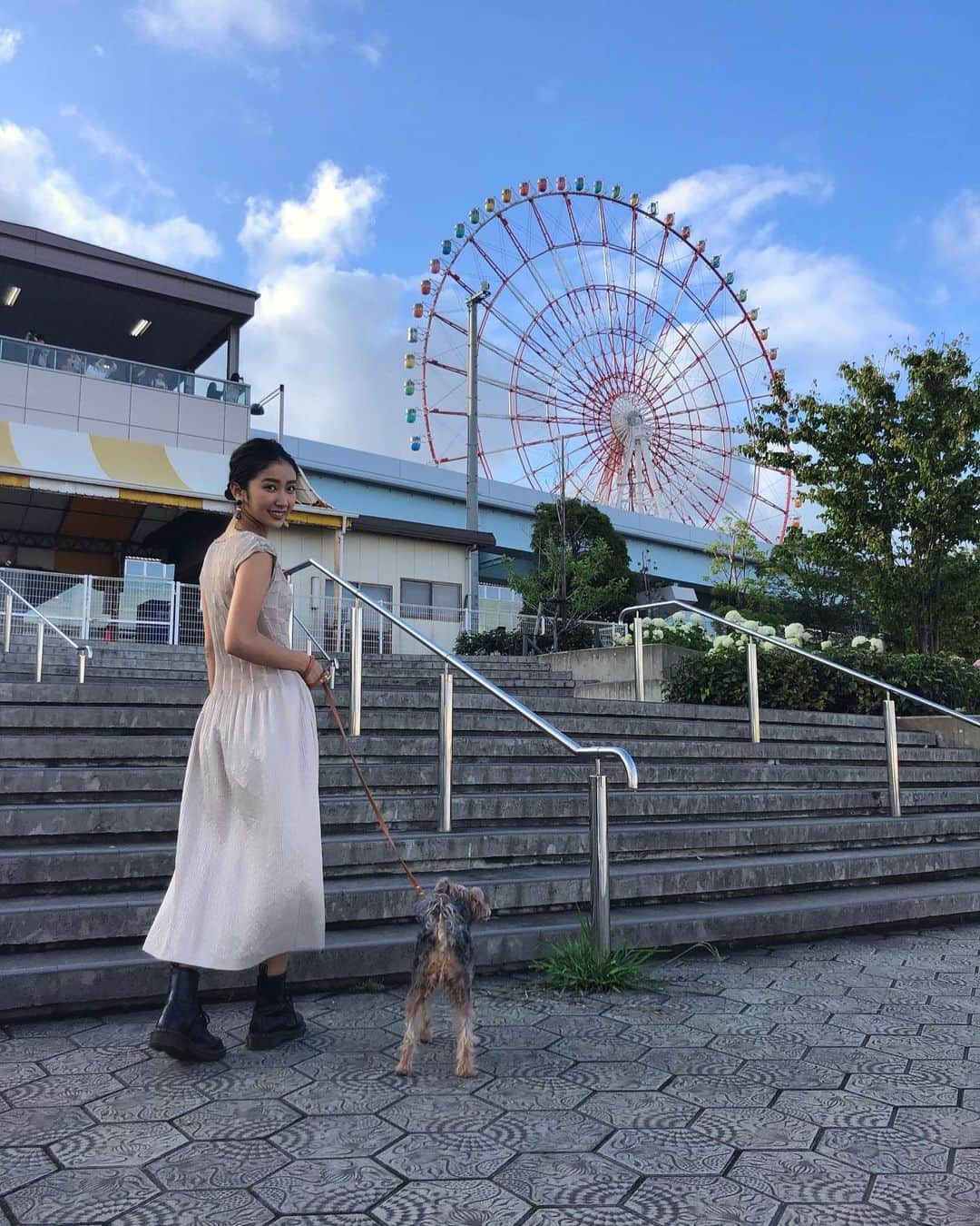 恵里花さんのインスタグラム写真 - (恵里花Instagram)「大降りだった雨がぴたっと止んで 晴れ間が覗いたお気に入りの写真🎡📸 もっともっと色んなところへ 連れて行ってあげたいな🐕🐾 #kanonpics」6月26日 21時20分 - erikaig.jp