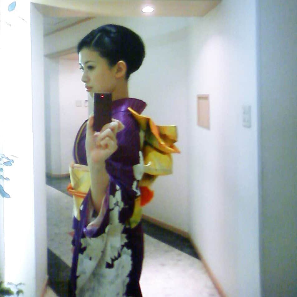 岡田育さんのインスタグラム写真 - (岡田育Instagram)「Nobody owns the word Kimono. It is more than a word, to share dignity of our culture. #KimOhNo  Re-consider your trademarks for  shapewear line, @kimkardashian @kimono .  https://www.bbc.com/news/world-asia-48767678 @bbcnewsasia @bbcnews . . 👘 👘 👘 #kimono #thisiskimono #photoof2009 #japaneseculture #culturalappropriation #nomeansno #着物 #ikuokada #岡田育 . . ついでに発掘した昔の写真も上げておこう。これは我ながら似合っていたな。」6月26日 21時21分 - okadaic