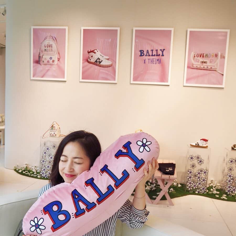 大慈弥レイさんのインスタグラム写真 - (大慈弥レイInstagram)「今月いっぱいやってるBALLY CAFE🌼  あと4日でもう2019年が半分終わってしまうなんて 時が経つのが早すぎて驚きです_  #銀座#カフェ#銀座カフェ#BALLY#ballycafe#青山テルマ#cafe#cake#coffe#sweet#coffeetime#berry#strawberry#pink」6月26日 21時31分 - rei_ojimi