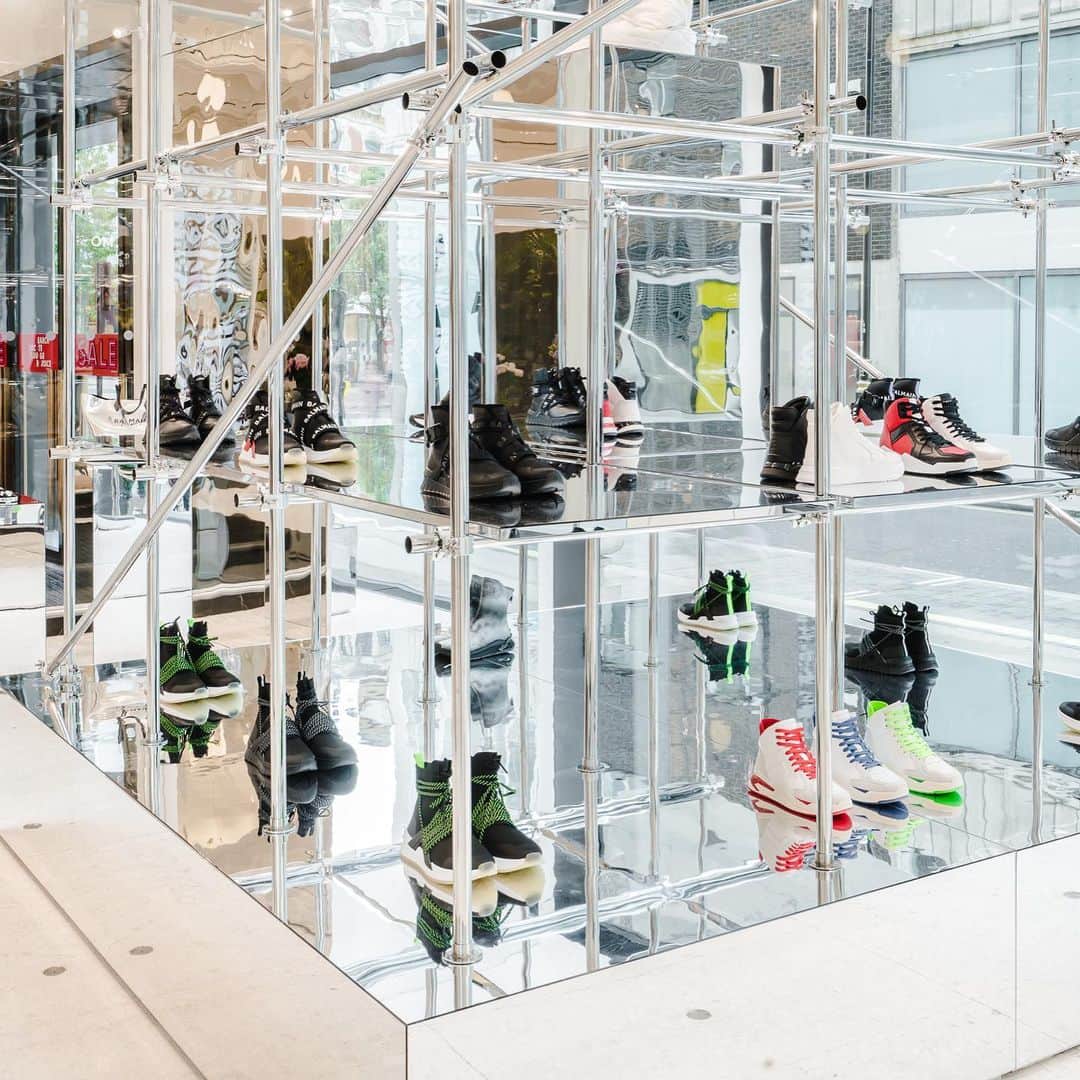 セルフリッジズさんのインスタグラム写真 - (セルフリッジズInstagram)「One of one, anyone? | @BALMAIN sneaker pop-up has landed. Customise your very own sneaker from @olivier_rousteing including new silhouettes and three global exclusive hues. Head to #SelfridgesLondon Corner Shop on G, to discover more . . . #BalmainArmy #BalmainSneakers」6月26日 21時24分 - theofficialselfridges