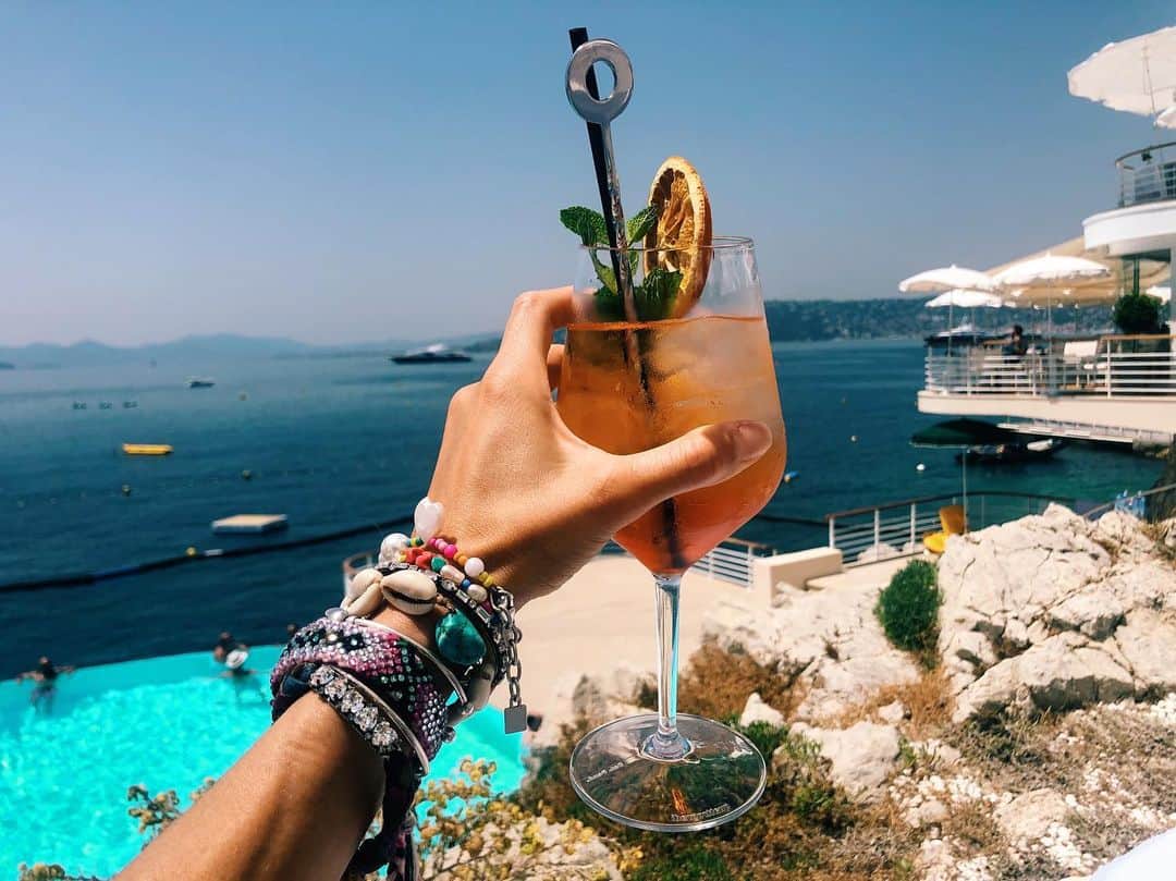 ダニジョーのインスタグラム：「Long story short: 🇫🇷🍹」