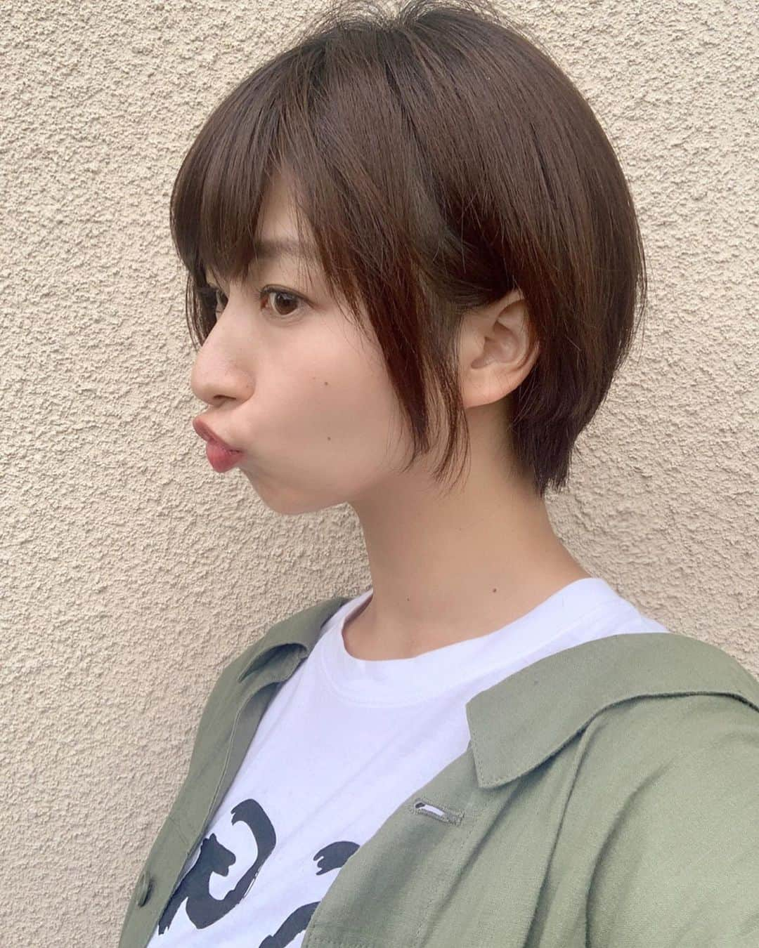 稲富菜穂さんのインスタグラム写真 - (稲富菜穂Instagram)「ここ最近ずっとショートヘアーにしたい欲が凄くていつしてやろうか迷っていた結果、今日やってやりました💇‍♀️💈😎. . こんな短いの久しぶり？ いや、初めて？かなぁ🤔？. . 美容師さんが似合うようなカットして下さいました🙇‍♂️. 気を抜くとキノコヘアーになりそうなのが恐怖ですが楽しみます🍄💕. . New稲富を宜しくどうぞ🙇‍♂️🙇‍♂️🙇‍♂️🙇‍♂️. . #稲富菜穂 #ショートヘアー #ショートヘア  #ショートヘアー女子 #美容院 #カット #イメチェン #久しぶりのショート #軽くて気持ちいい #他の欲をいえば色抜きたいなぁ なんて #奇抜な色にしたい なんて言ったらさ #マネージャーが絶対怒るから内緒だよ」6月26日 21時32分 - inatomi74