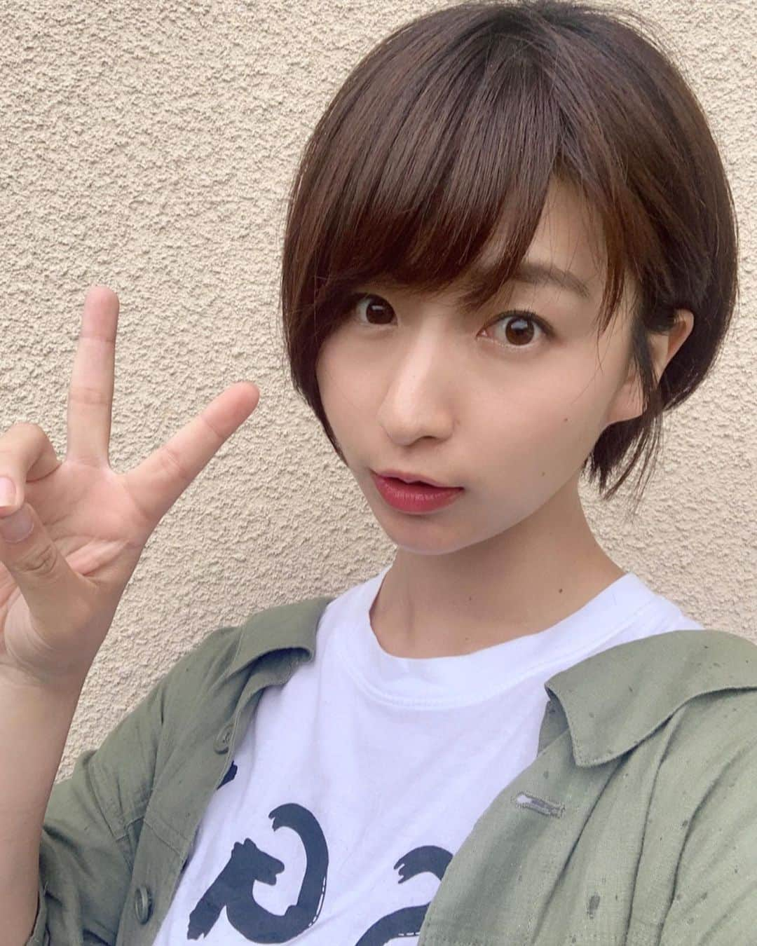 稲富菜穂さんのインスタグラム写真 - (稲富菜穂Instagram)「ここ最近ずっとショートヘアーにしたい欲が凄くていつしてやろうか迷っていた結果、今日やってやりました💇‍♀️💈😎. . こんな短いの久しぶり？ いや、初めて？かなぁ🤔？. . 美容師さんが似合うようなカットして下さいました🙇‍♂️. 気を抜くとキノコヘアーになりそうなのが恐怖ですが楽しみます🍄💕. . New稲富を宜しくどうぞ🙇‍♂️🙇‍♂️🙇‍♂️🙇‍♂️. . #稲富菜穂 #ショートヘアー #ショートヘア  #ショートヘアー女子 #美容院 #カット #イメチェン #久しぶりのショート #軽くて気持ちいい #他の欲をいえば色抜きたいなぁ なんて #奇抜な色にしたい なんて言ったらさ #マネージャーが絶対怒るから内緒だよ」6月26日 21時32分 - inatomi74