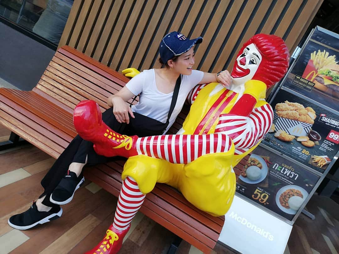 河瀬杏美さんのインスタグラム写真 - (河瀬杏美Instagram)「ねぇ？だーりん💋 * #thailand #Mcdonalds #Donalds #タイといえばのやーつ #yoshinorikotake #白T好き」6月26日 21時32分 - ami_27salad