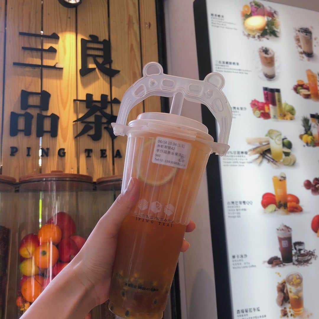 平野友里（ゆり丸）さんのインスタグラム写真 - (平野友里（ゆり丸）Instagram)「🍍 台湾で飲んだ #三良品茶 #pingtea 😋🧡 ♡  めっちゃ暑くて喉乾いてたので タピオカミルクティー系じゃなくて、フルーツティーにしてみたよ💕 ♡  パイナップルフルーツティー😋🍍✨ ♡  パッションフルーツとパイナップルがゴロゴロ入ってて、さっぱりしててめっちゃおいしかった❣️ ・ ・ ・ ・  #台湾 #台湾旅行 #台湾女子旅 #台湾グルメ #台湾カフェ #台湾スイーツ #台湾茶 #台北 #台北旅行 #台北カフェ #インスタ映え #フォトジェニック #女子旅 #ゆり丸トラベル #カフェ巡り #カフェ好き #カフェスタグラム #カフェ活 #カフェ部 #海外旅行 #海外好き #ゆり丸 #ゆり丸コーデ #ゆり丸トラベル #ゆり丸カフェ巡り」6月26日 21時36分 - yurimaruchan___