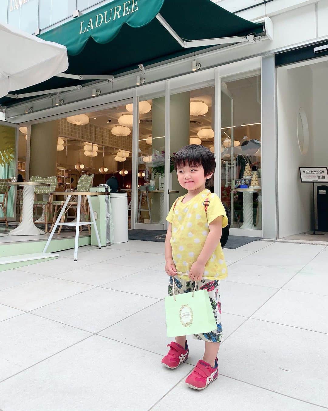 Miku Hirata 平田未来さんのインスタグラム写真 - (Miku Hirata 平田未来Instagram)「今日は貴重な晴れでしたね☀️☺️💚 むしろ暑すぎて、干からびかけました🌻🌈 * 週末にかけてまた梅雨が長引きそうなので、 また写真がなかなか増えないなあと思っています😂 もう来週は7月👙🏕 今年の夏休みは楽しみなこともありますが、 幼稚園の長期休暇は子供が家にいて大変なので、 #夏季休業 も、預かり保育をうまく利用して乗り切ります☺️ * 最近の私は、2人の送り迎えと家事、お仕事で1日があっという間に過ぎていきます😳 洗濯は多い日だと3回回して、食洗機も同じくらい使ってます✨🍳😂 * お迎えに行っても元気過ぎるので 公園と児童館に通っていますが、それでもまだ元気❣️(*ﾟ▽ﾟ*) 幼稚園児のいなくなる時間帯まで遊び、帰宅後はすぐご飯なので、私1人で目が回っています🌀 * そんなこんなですが、 今週末はまたお仕事なので気合い入れて乗り切ります❣️ * 写真は  #ラデュレ青山店 です💚 次男が寝ていたので、長男とデートに💜 (全くリンクコーデとかしていませんが) 4枚目に持っている本は、#捨てる時間術 📕 * #laduree #ladureecafe #ladureetokyo #ラデュレマカロン #ラデュレ #表参道カフェ #表参道 #おしゃれカフェ #テラスカフェ #子連れカフェ #チェスティ #chesty #チェスティワンピース #レースワンピース #幼稚園ママ #保育園ママ #2児のママ #男の子ママ #いいね返し」6月26日 21時36分 - miku.hirata