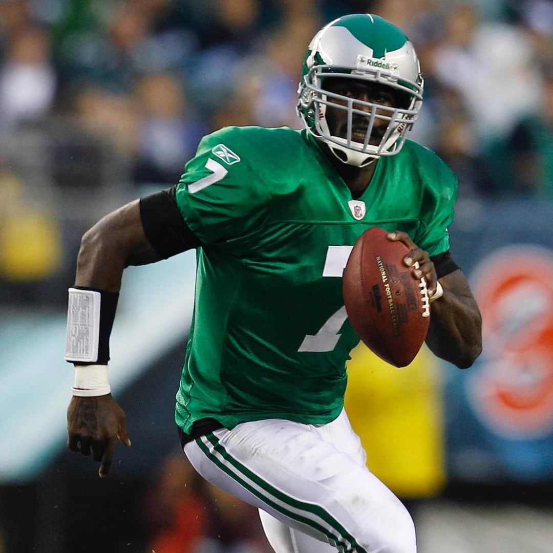 NFLさんのインスタグラム写真 - (NFLInstagram)「HAPPY BIRTHDAY to the legendary @mikevick: ♦️ 22,464 passing yards ♦️ 6,109 career rushing yards — No. 1 among QBs ♦️ 4x Pro Bowler + 2010 Comeback POY ♦️ Most fantasy points (49) scored by a QB in a single game (11/15/2010)」6月26日 21時36分 - nfl