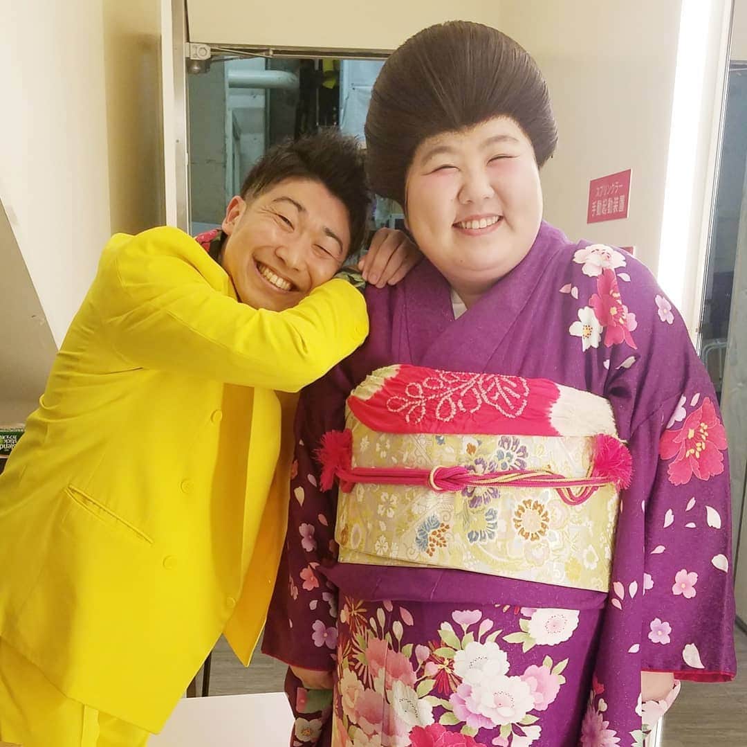 レイチェルのインスタグラム：「今週はNGKにて、  藍ねーさん座長週に出させていただいておりますよ！  初の黄色スーツを着て出させていただいておりますよ！  せっかくなので、藍ねーさんに『たぁのぉしぃー！』をさせていただきましたよ！  それほどに、たぁのぉしぃー新喜劇！  宜しかったら劇場で是非是非ですよっ！！！！！😆😆😆😆😆😆✨✨✨✨✨✨🎶🎶🎶🎶🎶🎶🎶」