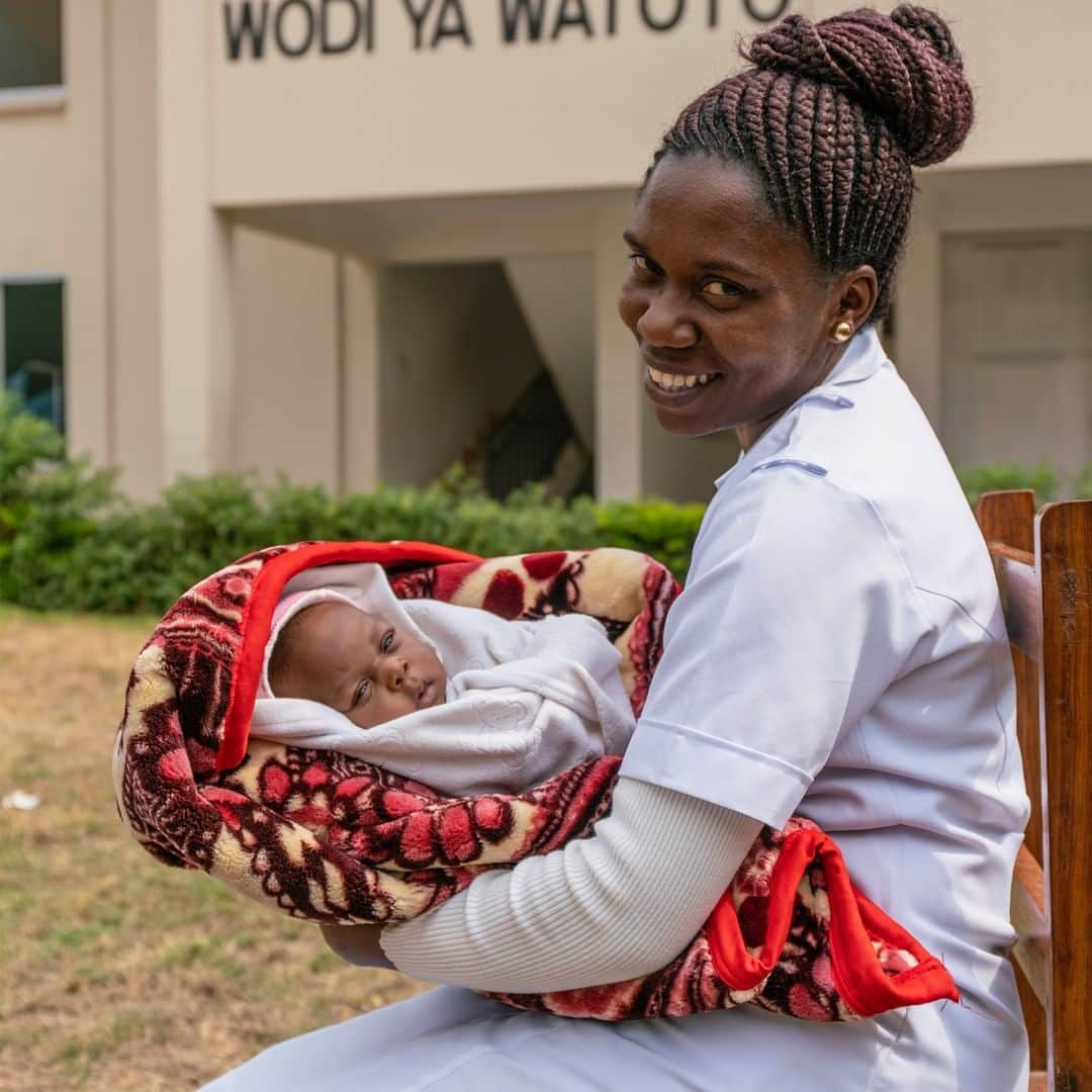 unicefさんのインスタグラム写真 - (unicefInstagram)「“I love to serve these children because they cannot speak or show where there is pain. The best thing about my job is when I take care of a baby in critical condition, and when the baby goes home healthy. I feel so happy.” Hadija,  nurse at a UNICEF-supported hospital in Tanzania.  #EveryChildALIVE ©UNICEF/UN0270673/van Oorsouw」6月26日 21時45分 - unicef