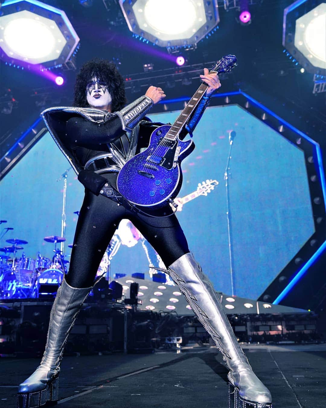 KISSさんのインスタグラム写真 - (KISSInstagram)「@tommy_thayer_official rockin' his new signature @epiphone Electric Blue Les Paul on the #EndOfTheRoad World Tour.」6月26日 21時58分 - kissonline