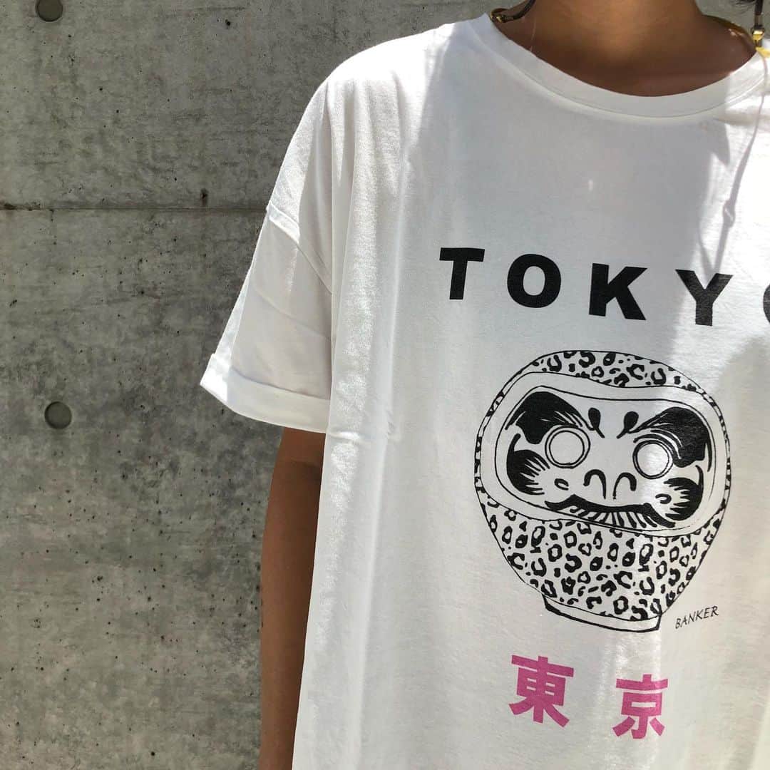 のインスタグラム：「発売開始しましたー！2013年から始まりましただるまシリーズ。今回はこんな感じでございます💛 【森本容子セレクト オンラインストア】http://ymdo.tokyo ※新作お知らせから発売開始時間までも【在庫切れ】と表示されておりますので注意ください。 ※商品のお問い合わせ、質問はオンラインストアへお願い致します。  @kariangofficial @ymdoshop @bankertokyo @yocomorimoto #bankertokyo #ymdoshop #kariang #banker #tokyo #denim #japanmade #カリアング#バンカートーキョー #バンカー東京#レディスウェア#今日のコーデ#カットソー#コーディネート#森本容子#キッズウエア #マタニティウエア #マタニティ#マタニティコーデ #がんばれ高齢出産 #fashion #yocomorimoto  #生後5ヶ月#生後6ヶ月」