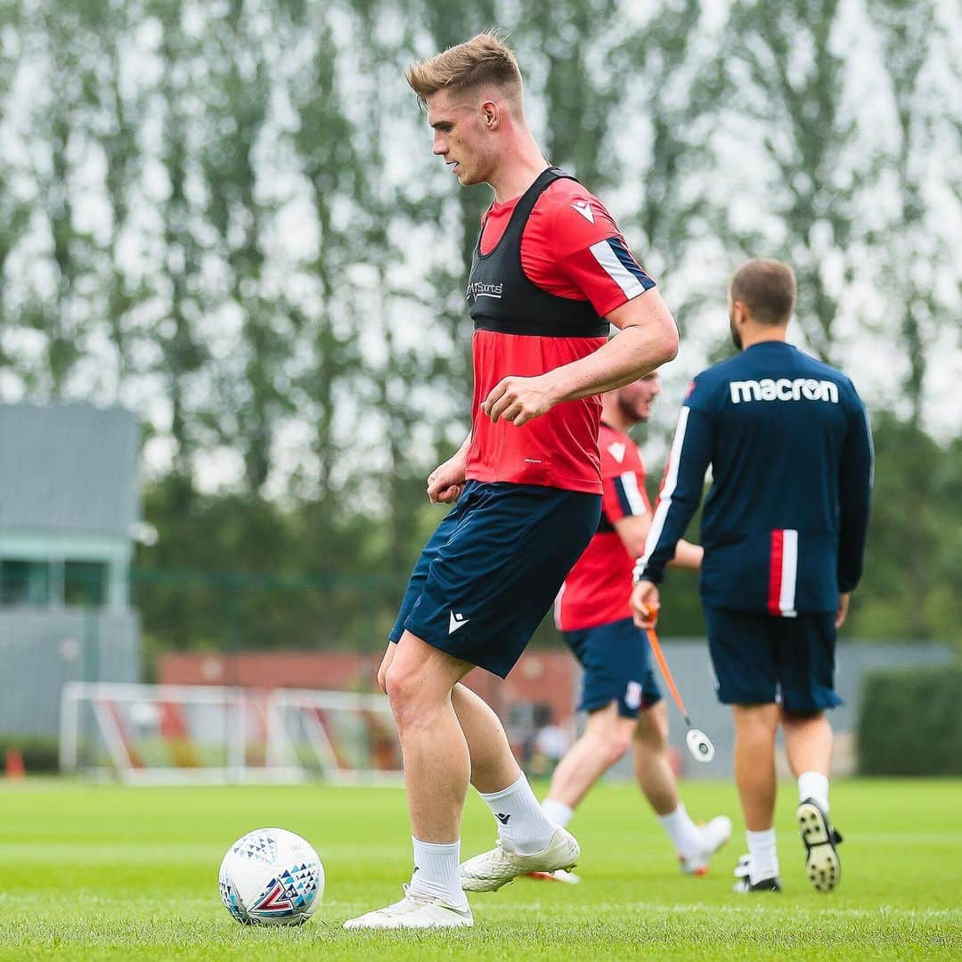 ストーク・シティFCさんのインスタグラム写真 - (ストーク・シティFCInstagram)「Training days return to CW. #SCFC 🔴⚪️」6月26日 21時57分 - stokecity