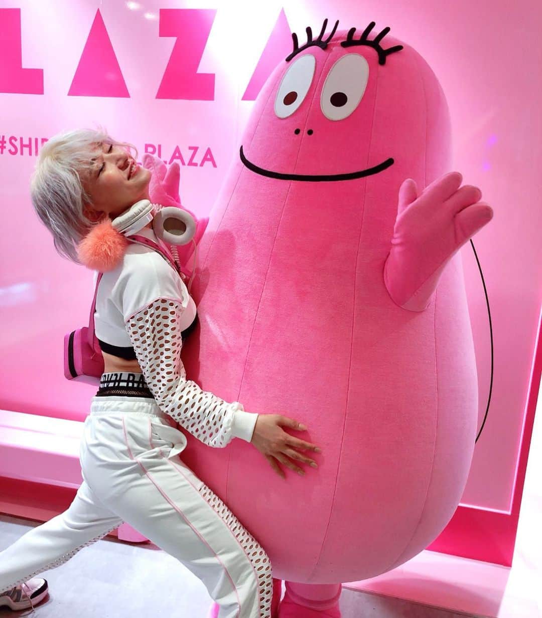 のインスタグラム：「本日は @shibuya109official B2リニューアルパーティにてDJでした😻😻🌟🍬3時間やりきった感‼️ありがとうございました😻🌹 ・ DJフロアブーステーマがpink だったから @puma × @sophiawebster 新作のセットアップに見せブラ(ってかモロ出しが可愛い😍) に @shuuemura × @yazbukey のバッグ引っ張り出してきた🌸🌸🌸 @mmkemio くんの豆腐アイス🍨食べてきた〜〜めっちゃ豆腐‼️🌝🌝 次行ったらいちご🍓たべたい😳」