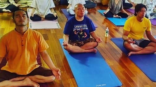 福田洋さんのインスタグラム写真 - (福田洋Instagram)「日本初の日本語によるIshaヨガセッション！🧘‍♂️ 美味しいベジ料理も頂きました。3回おかわりしました。  #YogaDay2019  #InternationalDayOfYoga  #ishafoundation  #sadhguru #upayoga」6月26日 22時02分 - trans_am_hiroshi
