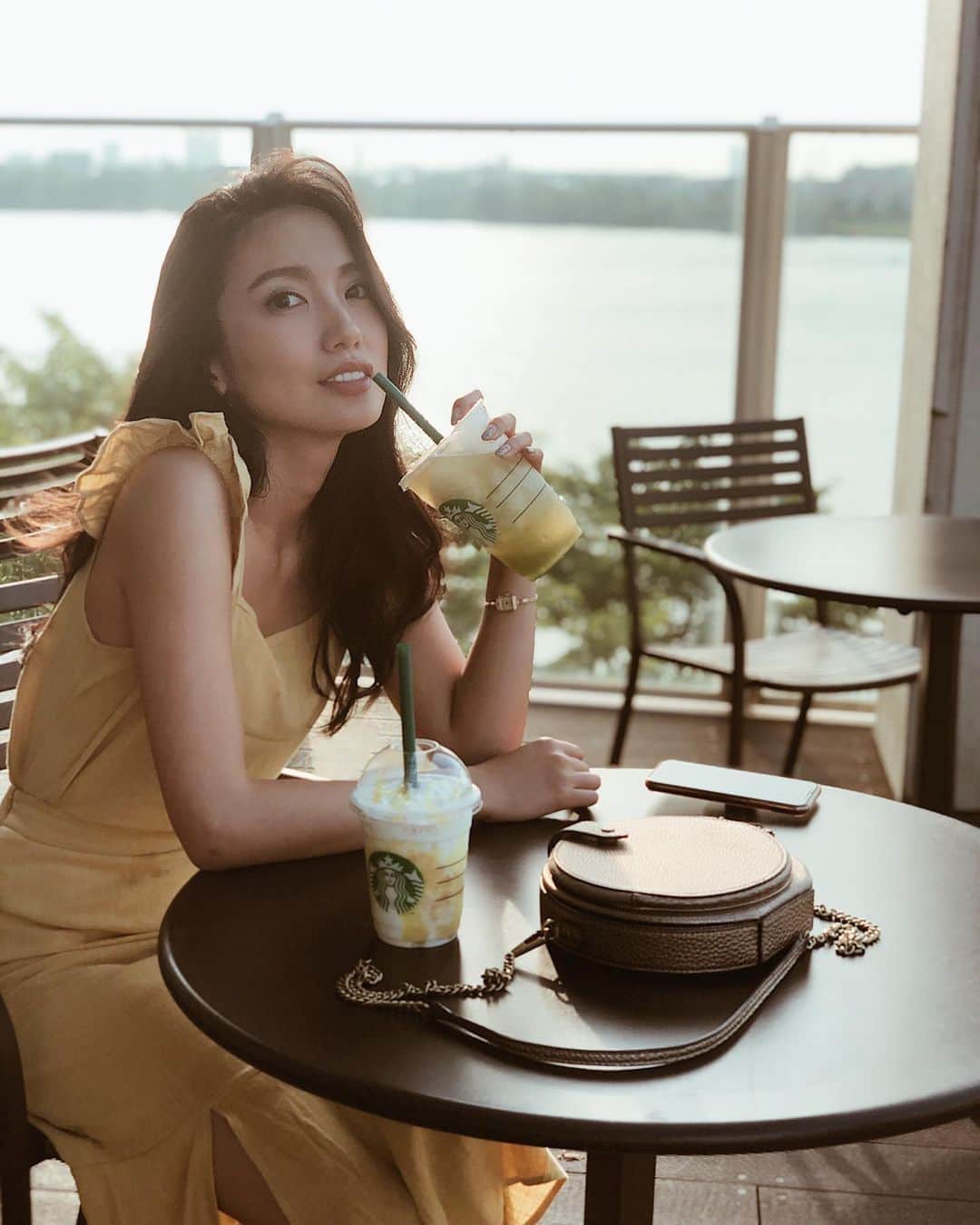 吉田愛璃のインスタグラム：「. .  holiday🌞 💛💛💛💛💛💛💛💛💛💛 . . #holiday #family #shopping #yellow #love #仲良し夫婦 #starbucks #starbucksjapan #chill #晴れてよかった」