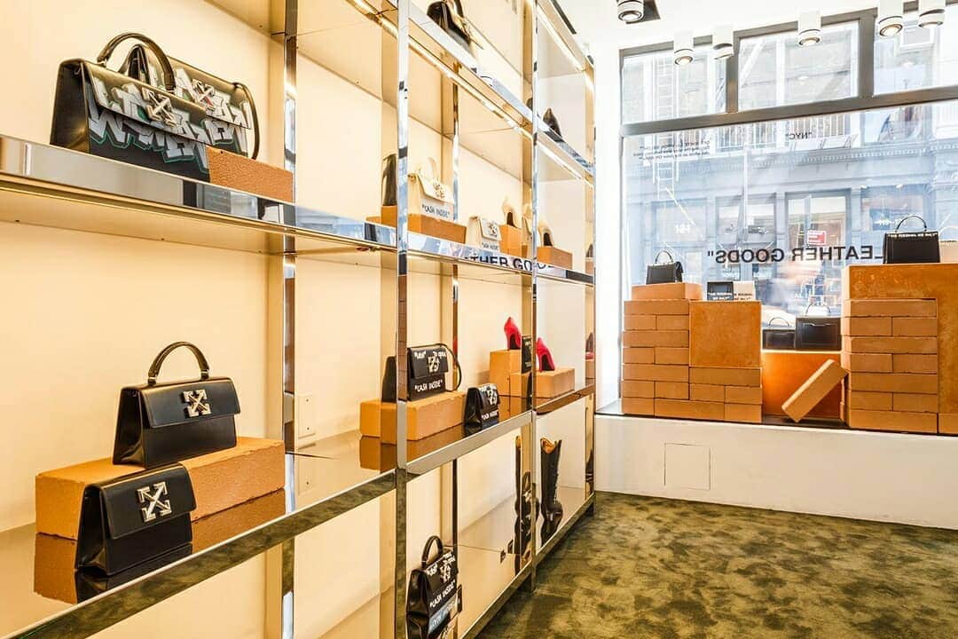 OFF-WHITE C/O VIRGIL ABLOHさんのインスタグラム写真 - (OFF-WHITE C/O VIRGIL ABLOHInstagram)「Off-White™ c/o @em___pty___gallery “leather goods” pop up store in 122 Prince Street, Soho NYC. now open」6月26日 22時05分 - off____white