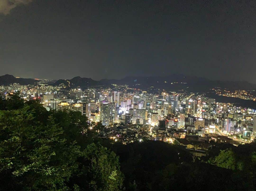 柳田菜月さんのインスタグラム写真 - (柳田菜月Instagram)「. 韓国旅行② ソウルタワー🗼👏 . 土曜日だったからか大行列のケーブルカーに乗り南山山頂へ！ 歩きすぎて疲れ切ってたけど、この夜景を見てすごく癒されました😂 本当に綺麗だったー！！ XSの普通のカメラでこのクオリティ。。📸 ここはぜひ友達同士でもカップルでも行って欲しい！❣️ . #韓国旅行 #明洞 #南山 #ソウルタワー #社会人の休日 #夜景 #絶景 #観光スポット  #남산 #서울타워 #명동」6月26日 22時08分 - natsuki.3190