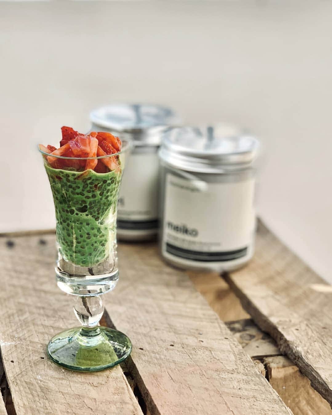 Matchæologist®さんのインスタグラム写真 - (Matchæologist®Instagram)「💚 Tag your #MatchaBestie with whom you want to make this delicious #Matcha #Chia Seed Pudding! Shoutout to the fabulous @cayetanawilcox for sharing this yummy recipe using our Midori™ Matcha with us so that we can all make it at home 😍 . INGREDIENTS: 1 Cup Almond Milk  1 Teaspoon Matcha 1 Spoon Coconut Sugar or Honey  2 Tablespoons Chia Seeds (soaked in a small bowl of water beforehand as this is better for the digestive system) . DIRECTIONS: 1. Soak the chia seeds in a small bowl of water and leave for approx 30 minutes. 2. Boil some water. Add 1 teaspoon of matcha into a bowl / cup and mix thoroughly using a wooden whisk or frother.  3. Pour almond milk into the kilner jar ensure there are no almond bits floating around! Mix in matcha and froth. 4. Add in chia seeds and mix well.  5. Pour in the honey. 6. Leave in the fridge for at least 1 hour, ensuring you mix well beforehand.  7. Top with coconut shavings and dark chocolate / fruit of your choice. . 👌 Like Cayetana, use our Midori™ culinary matcha to make this at home! 🍃 Midori™ is a matcha of choice for leading chefs, baristas, pâtissiers, and chocolatiers. It showcases a vibrant green colour, a mellow umami, and imparts a harmonious suite of well-rounded ‘matcha’ flavours to your recipes. It is ideal for use in dessert recipes such as this Matcha Chia Seed Pudding! . For premium-quality matcha 🍵, please visit Matchaeologist.com. . 👉 Click our bio link @Matchaeologist . Matchæologist® #Matchaeologist Matchaeologist.com」6月26日 22時08分 - matchaeologist