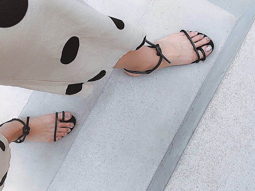 須田朱音さんのインスタグラム写真 - (須田朱音Instagram)「♡ . 梅雨の晴れ間に初下ろし。 . やっぱり靴は黒ばっかりになってしまう。 シルバーの靴が欲しくて探し中✨ . #sandals #jeffreycampbell #topshop #dotpants」6月26日 22時10分 - akane_godo