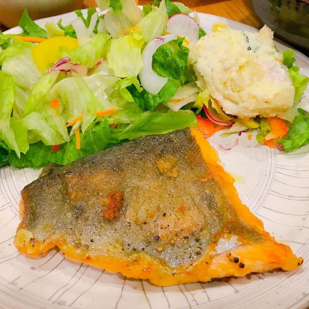 佐藤智美のインスタグラム：「ビワマス料理シリーズ🐟 本日はムニエルで。 自家製タルタル添えデス🥚 #ビワマス  #ムニエル #今日の晩御飯」