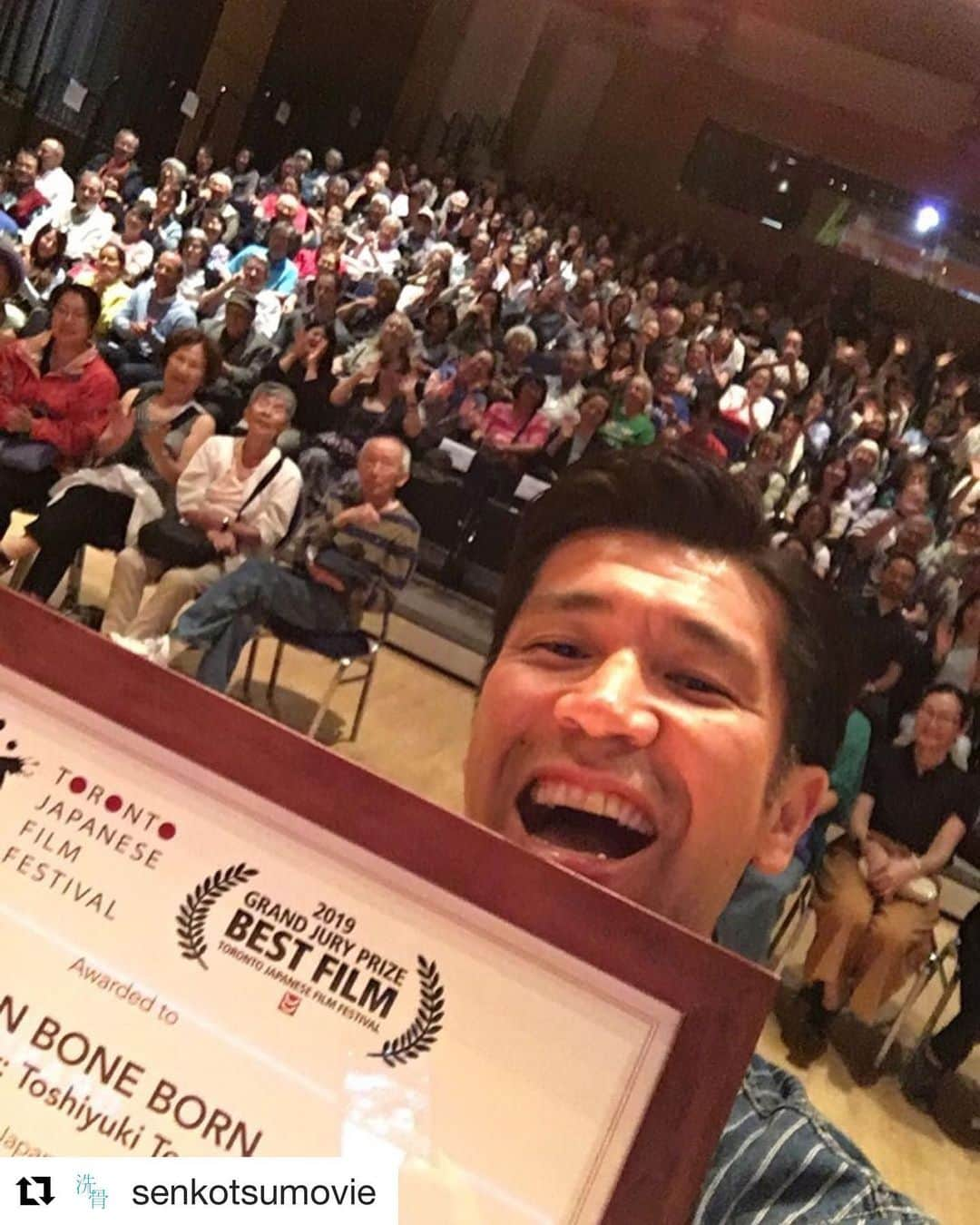 ガレッジセールさんのインスタグラム写真 - (ガレッジセールInstagram)「【速報】 映画「洗骨」がトロント日本映画祭にて 最優秀賞作品賞を受賞致しました。 ありがとうございます！！！🌺 @senkotsumovie  ぜひシェアお願いいたします！！ #Toronto #tjff #tiff #torontojapanesefilmfestival  #日系文化会館 #jccc #toshiyukiteruya #teruyatoshiyuki #film #ゴリ #ガレッジセール #照屋年之 #照屋年之監督 #監督 #トロント #洗骨 #senkotsu #bornboneborn #filmfestivals」6月26日 22時11分 - garagesale1995