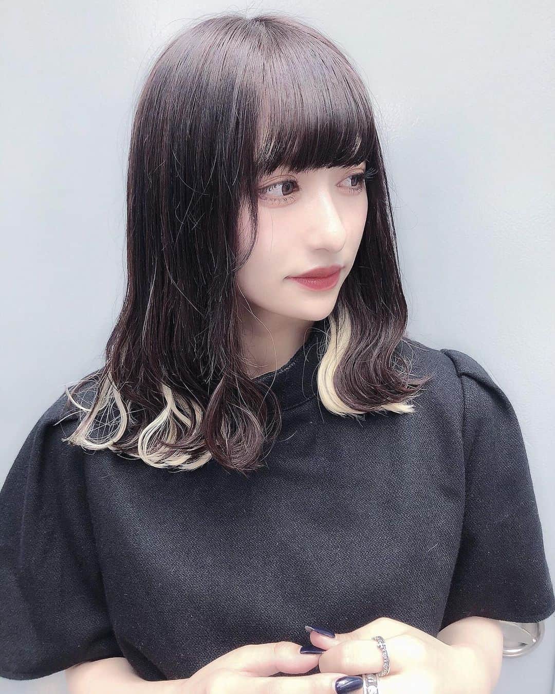 一ノ瀬りとのインスタグラム：「男ウケ悪いと思ってたらいがいとよくてうれしい^_^久しぶりの暗髪だよ、どう？」