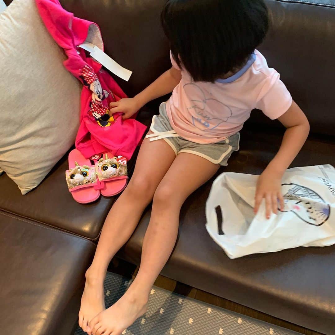 Grace葛瑞瑞さんのインスタグラム写真 - (Grace葛瑞瑞Instagram)「辛勞的爸爸出差回到家✈️ 就是要用滿滿一桌十全十美的菜色迎接他啊😋 他說想吃炒菜，今晚都是些家常味。  #還沒上飛機就交待他想吃炒豆干絲 #昨天傍晚冒著大雨趕快去買 #小朋友們最期待爸爸回家發禮物🎁」6月26日 22時30分 - yungingrace