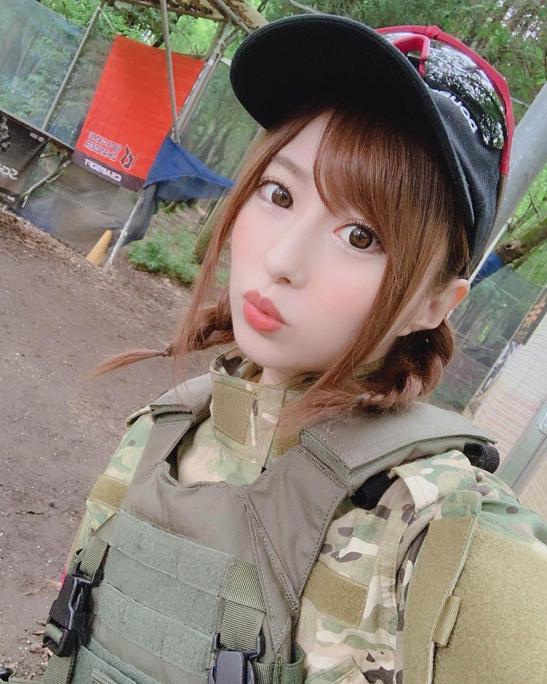 成瀬心美さんのインスタグラム写真 - (成瀬心美Instagram)「🍃 . . さてさてー！ . 先日行われた PEACE COMBAT GAMES vol.12 ご参加くださいました皆様！！ . ありがとうございましたー！！ . . 前回の名古屋に続き 今回は千葉のフィールドさんに お世話になりました！ . . 相変わらず球は怖いし 銃に怯えるし 虫に騒いだりしますが 前回同様 サバゲーマーの皆さんの 楽しそうな顔 個性の出る装備やファッション イベントを楽しもうとする心 こだわりを1人1人から感じて . あぁそうだ サバゲーうまくできないけど 名古屋に続いて 今回のイベントを受けた理由は こんなにステキな気持ちを 皆さんに教えてもらったからだ . . って改めて気づけました☺️ . . あたたかく迎えてくださり 皆さんありがとうございました！ . . やっぱこういうところで食べる カレーも格別でした！！笑 (これ結構ガチで楽しみにしてた . . そして今回のイベントでは ICSさんから441の銃を プレゼントしていただきました！！ . . びっくりしましたーーーー😳！ . . 遂に私にもmy銃… . 軽めのものを 選ばせていただきましたやったー！ . . それからイベントの ステージに飾ってあった ARMY GIRLS FEDERALさんの ミリタリーセーラー服も かわいいなぁなんて思ってたら それも！ . . プレゼントしていただきました！！！びっくり！！！！！ . 「え、まって、まじすか！！？」 . って何回言ったことか！ . このミリタリーセーラーは 本物の制服を作っている メーカーさんが手がけているため 生地やボタンはもちろん 作りがしっかりしていて コスプレ〜感が全くなく なんだか懐かしい気持ちに… . . 何年前だったかなぁ…制服。(遠い目 . . こんなにステキなものを たくさん頂いてしまって 本当 これからも一層 サバゲーがんばろう！！ って思いました！！ . . とりあえず恐怖感を無くすため 一回成瀬主催のサバゲー 水鉄砲ver.でイベントしません？笑 . . #military #サバゲー #survivalgame #ミリタリー #ミリタリーセーラー #ミリタリー女子 #女子サバゲーマー #ics #441 #army #armygirls #armygirlsfederal」6月26日 22時41分 - coco3ndazo