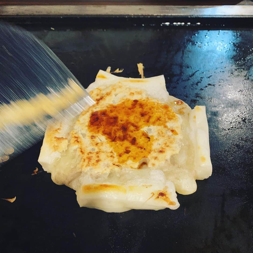 散歩の達人さんのインスタグラム写真 - (散歩の達人Instagram)「…「しゅうまい天」とは🤔 Okonomiyaki with meat dumpling filling  #yummy #昭和の東京を歩く #お好み焼き #浅草 #東京 #asakusa #okonomiyaki #tokyo #散歩の達人」6月26日 22時35分 - san_tatsu
