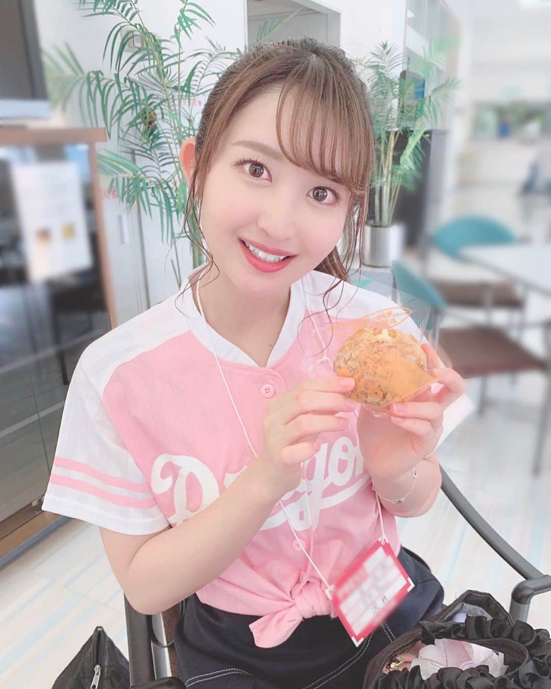 沢井里奈さんのインスタグラム写真 - (沢井里奈Instagram)「♡ . 先日ロケ終わりに、 シュークリーム頂きました🥺❤️ . 野口茂樹さん(@shigekinoguchi )からの 差し入れを私まで頂いてしまいました🙇🏻‍♀️✨ ありがとうございます！！ . 美味しかったです☺️💓💓 . #dragons #dranavi #starcat #nagoya #baseball #uniform #ootd #coordinate #fashion #instafashion #dela #instagood #instagramjapan #japanesegirl #girls #中日ドラゴンズ #ドラゴンズ #中日 #野口茂樹 さん #ドラゴンズ女子 #ユニフォーム #ドアラ #ナゴヤドーム #キャットチャンネル #スターキャット #シュークリーム #さわー野球 #沢井里奈」6月26日 22時37分 - sawairina