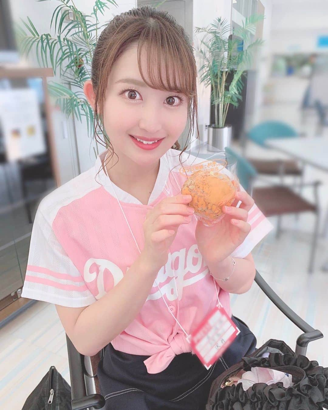 沢井里奈さんのインスタグラム写真 - (沢井里奈Instagram)「♡ . 先日ロケ終わりに、 シュークリーム頂きました🥺❤️ . 野口茂樹さん(@shigekinoguchi )からの 差し入れを私まで頂いてしまいました🙇🏻‍♀️✨ ありがとうございます！！ . 美味しかったです☺️💓💓 . #dragons #dranavi #starcat #nagoya #baseball #uniform #ootd #coordinate #fashion #instafashion #dela #instagood #instagramjapan #japanesegirl #girls #中日ドラゴンズ #ドラゴンズ #中日 #野口茂樹 さん #ドラゴンズ女子 #ユニフォーム #ドアラ #ナゴヤドーム #キャットチャンネル #スターキャット #シュークリーム #さわー野球 #沢井里奈」6月26日 22時37分 - sawairina