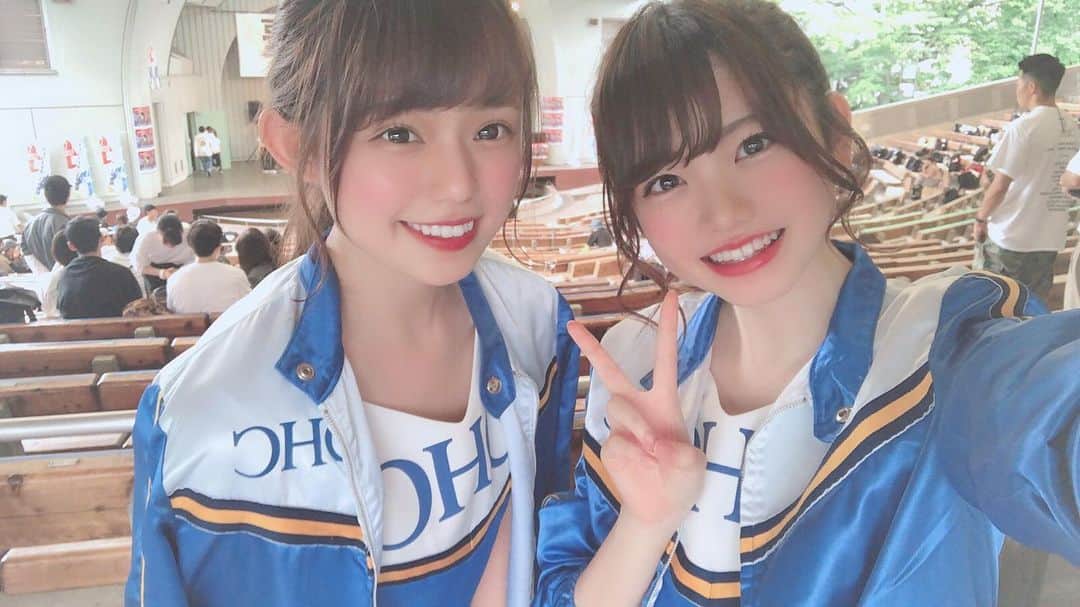 本田依里佳のインスタグラム：「先日、ストリートダンス 早慶戦であみさんと一緒にサンプリングをしました！✨ ・ 受け取って下さった方ありがとうございました🙇‍♀️ 皆さん優しくて感激です(;_;) ダンスとってもかっこよかったです！！ ・ ユニドルの皆さんもとっても可愛かったです😭😭 こっそりコールをしました🙇‍♀️🎤 #DHC #DHCCS」