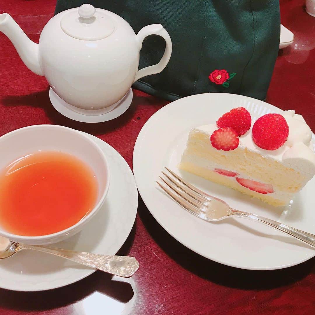 松浦有希さんのインスタグラム写真 - (松浦有希Instagram)「今日は、毎年恒例の総会日。私は、ケーキ🍰しか食べていないみたいでした。集合写真のとき、お待たせしてすみませんm(__)m #strawberrycake #新橋第一ホテル #椿屋珈琲店」6月26日 22時44分 - 12bambi12_yuki_matsuura
