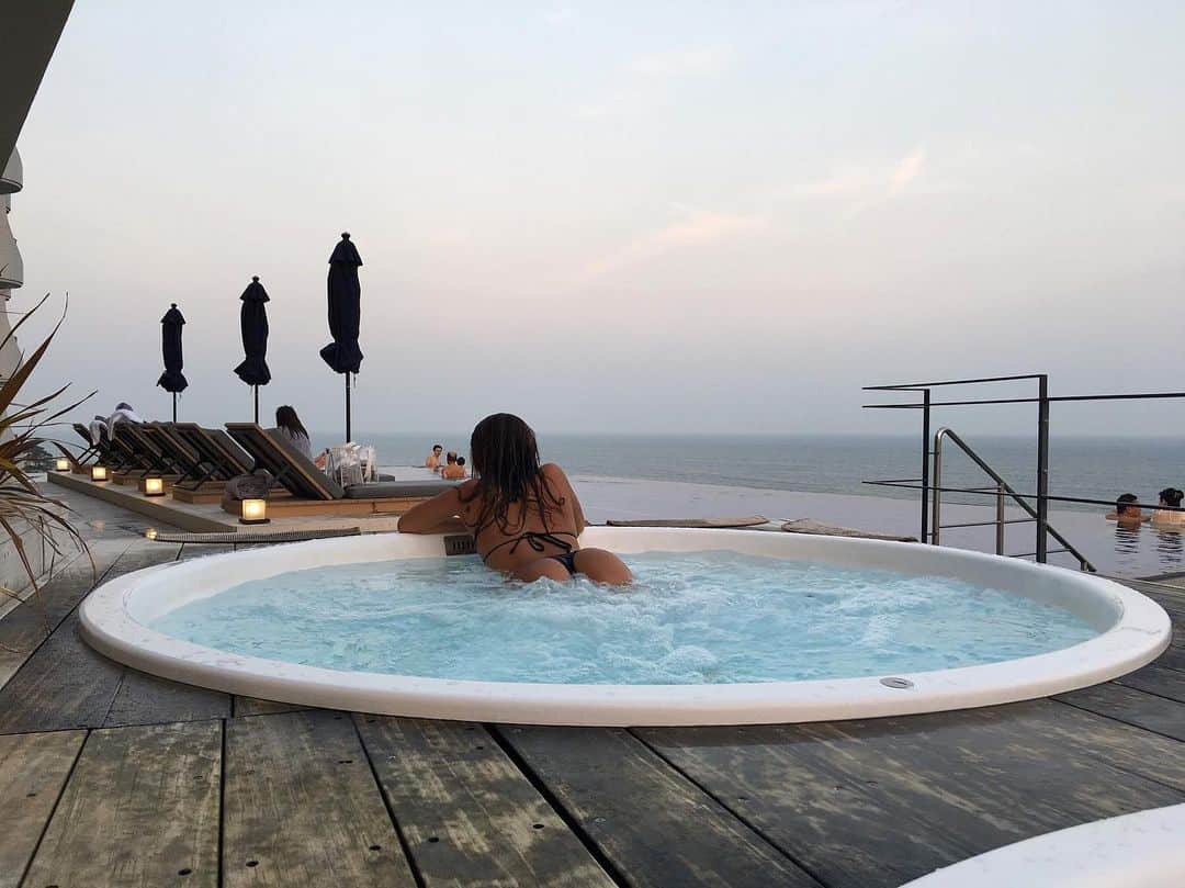 YamanoShiori のインスタグラム：「また今年も行きたい💎🛁 #jucuzzi#summertime #髪の毛がタコの足みたい🐙w」