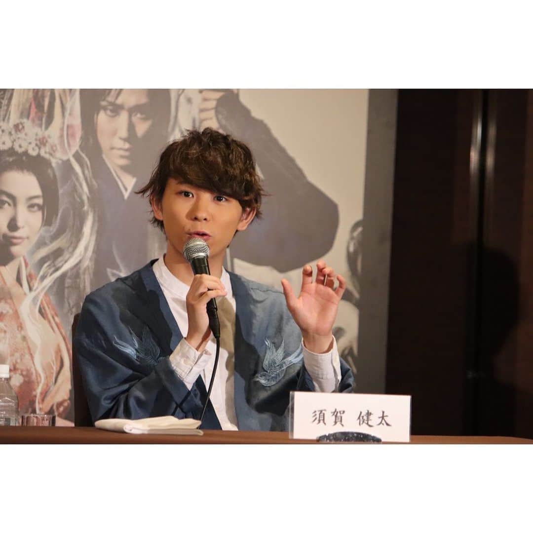 須賀健太のインスタグラム：「稽古稽古な日々でございます… 明日も真っ直ぐ姫を守ろう。 新感線の劇団員の皆さんは優しくて、個性的で毎日爆笑させてもらっておりまする。 そんな、近況…」