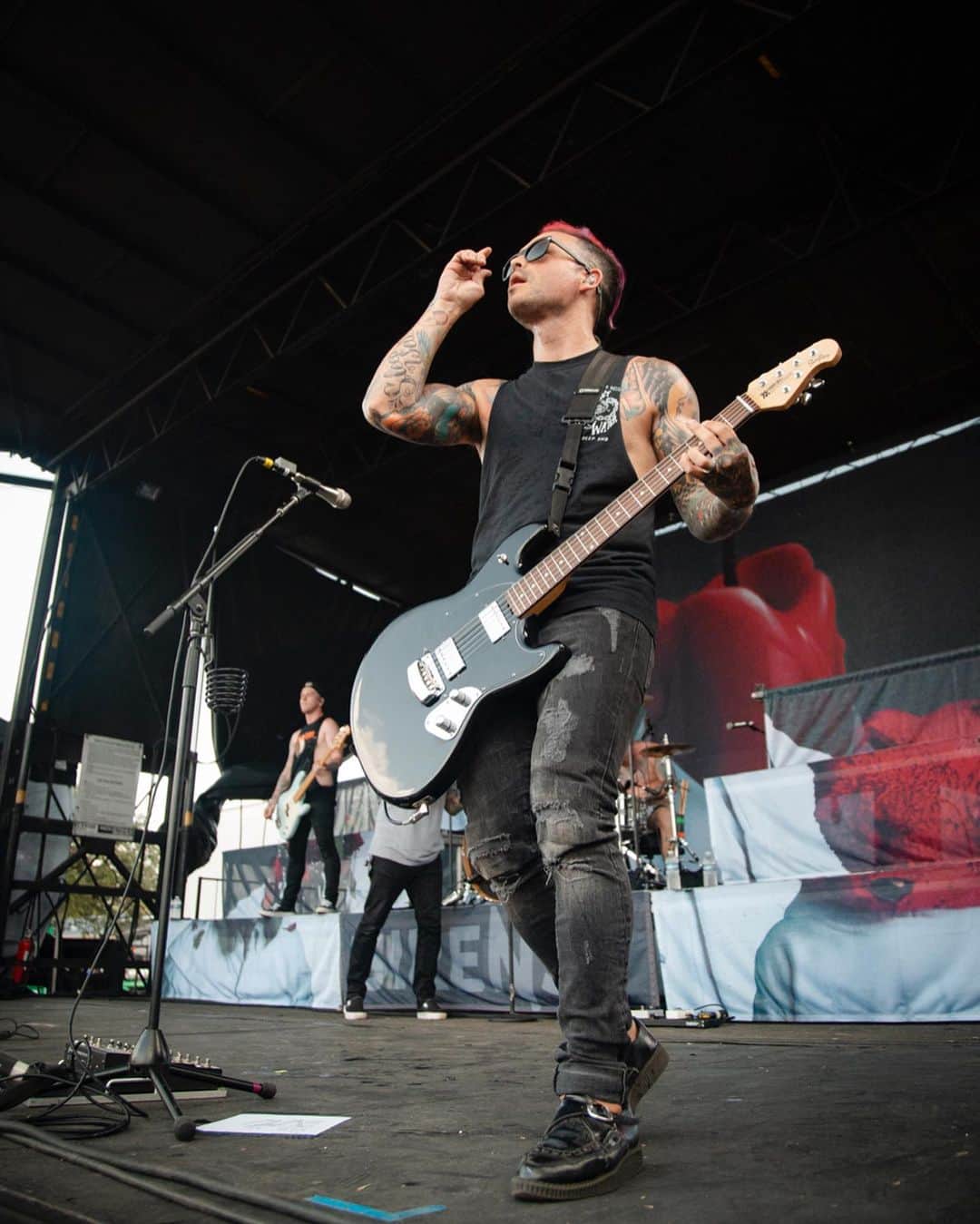 ニック・マーティンのインスタグラム：「West Palm Beach was insane! You guys win with the most crowd surfers, so far. TAMPA TODAY @rockstardisrupt! Side note: How awesome is our “How It Feels To Be Lost” stage setup?! We’re just getting started.. we’ve got more to announce soon.. 😉🙌🏽 // 📸: @itsdannytodd」