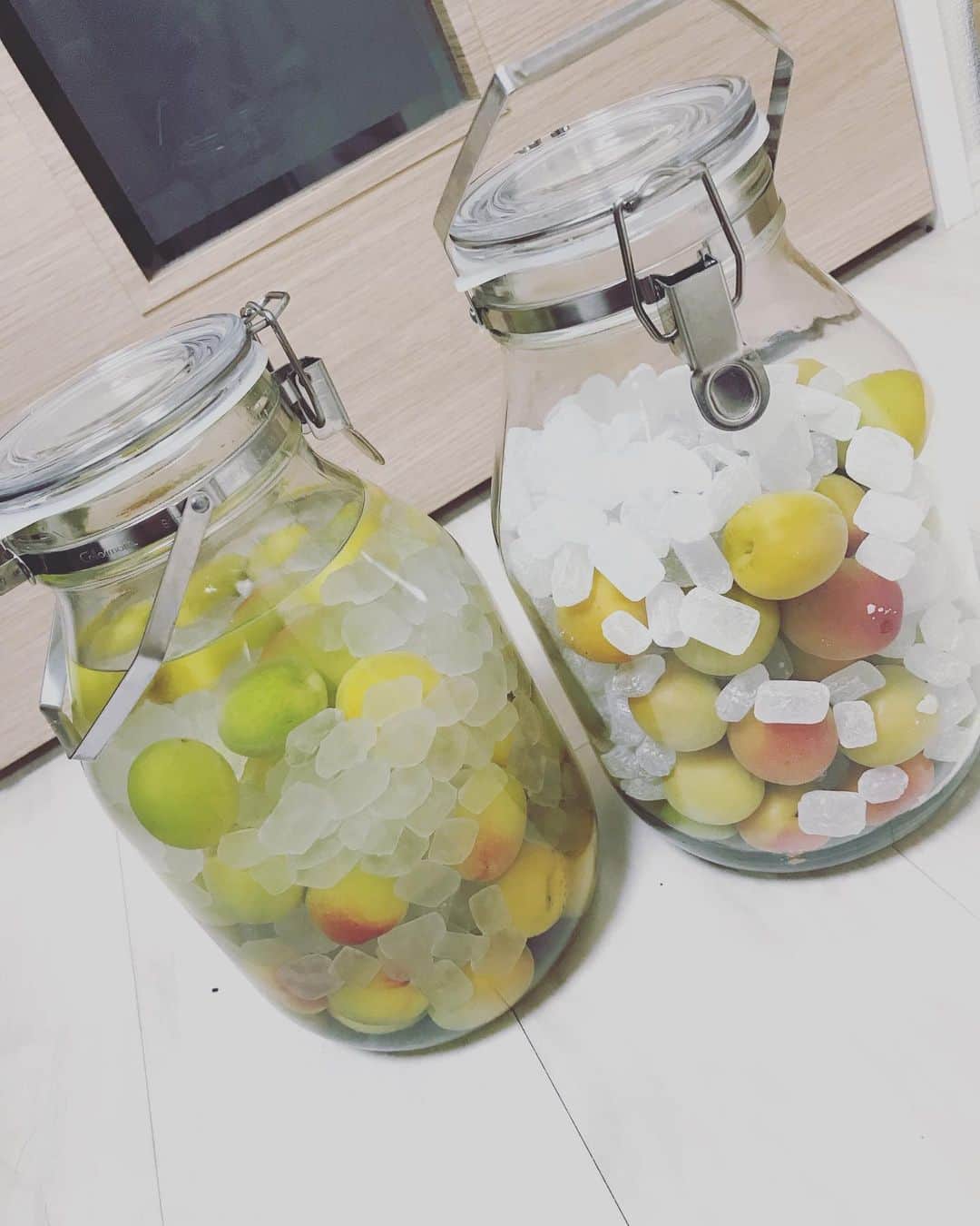 Yuka Maeda ::manicurelistのインスタグラム：「そういえば！  怒涛過ぎる日々を送っていますが6月半ばに去年から楽しみにしていた、 梅酒と梅ジュース 初めてつくってみた😳❤️❤️❤️❤️ 今すごいことになってます😳またのせますふふふふふ🙆‍♀️🌱 #梅ドリンク #梅ジュース作り #梅ジュース #梅ジュース手作り #梅酒作り #梅酒 #梅酒づくり #6月14日 #すごいたぷたぷ #毎日まぜまぜ #みんなでパーティするんだ😂❤️」