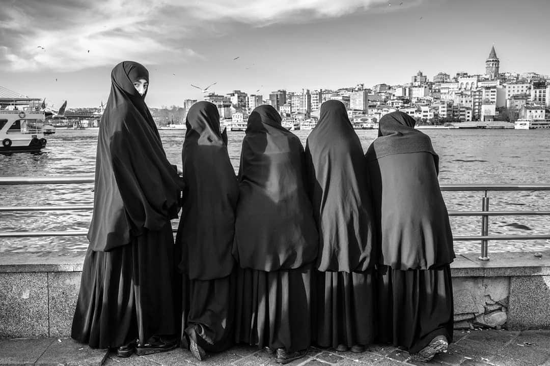 ライカさんのインスタグラム写真 - (ライカInstagram)「A group of women look out across the Bosphorus in the bustling Eminönü district of Istanbul, Turkey. This decisive moment was captured by @rangefinderx with the Leica M10 and a 35mm Summicron lens. Discover the Leica M10 for yourself via the bio link.  #LeicaCamera #Leica #🔴📷 #Leicagram #LeicaM10 #TheLeicaLook #Leica_World #Leica_Club #Leica_Society #LeicaPhoto #bnw_world #bnw_street #streetphotography #life_is_street #everybodystreet #professionalphotography #documentaryphotography #streetsofistanbul」6月26日 23時00分 - leica_camera