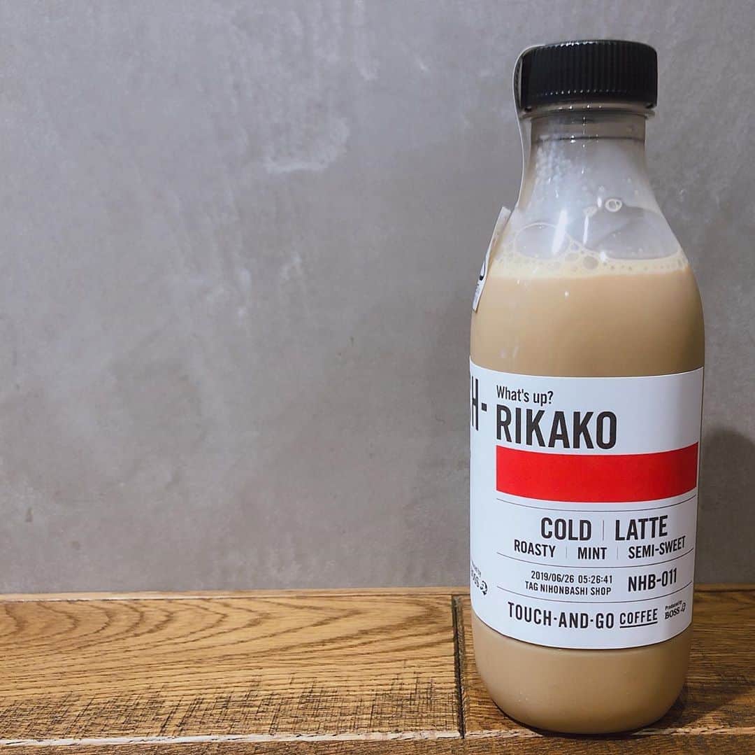 のインスタグラム：「今朝はジワジワ話題になってる BOSSのモバイルオーダーコーヒースタンド TOUCH AND GO COFFEE に☕️♡ LINEで予約&決済して指定した時間にロッカーから受け取るという...！ （でも裏側のラボ的なところで、せっせと作ってくれてました✨） 毎日完売の連続だったので、 今朝は5時にアラームかけて、ぼんやりしながら注文しました〜wカスタマイズできたり名前入ったりするのは、 やっぱり惹かれる🌱  #suntory#boss#touchandgocoffee #coffee#coffeestand」