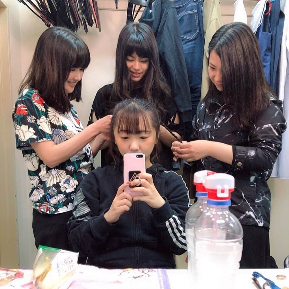 髙橋明日香さんのインスタグラム写真 - (髙橋明日香Instagram)「Aチーム。 個性豊かで、それぞれが自分の個性を生かして仕事をきっちりこなす、仕事人チーム。 いつも賑やかで笑いに溢れてました。各々細かい遊びが随所に散りばめられてて、見てて飽きなかった！ みんなとわいわいするの楽しかったなぁ。 あいりん役の美紅ちゃんの三つ編みを、南出といくみんと編むのが日課でした。これも楽しかったぁー。  #トルツメの蜃気楼 #想い出振り返り」6月26日 22時58分 - asuka_takahashi1019