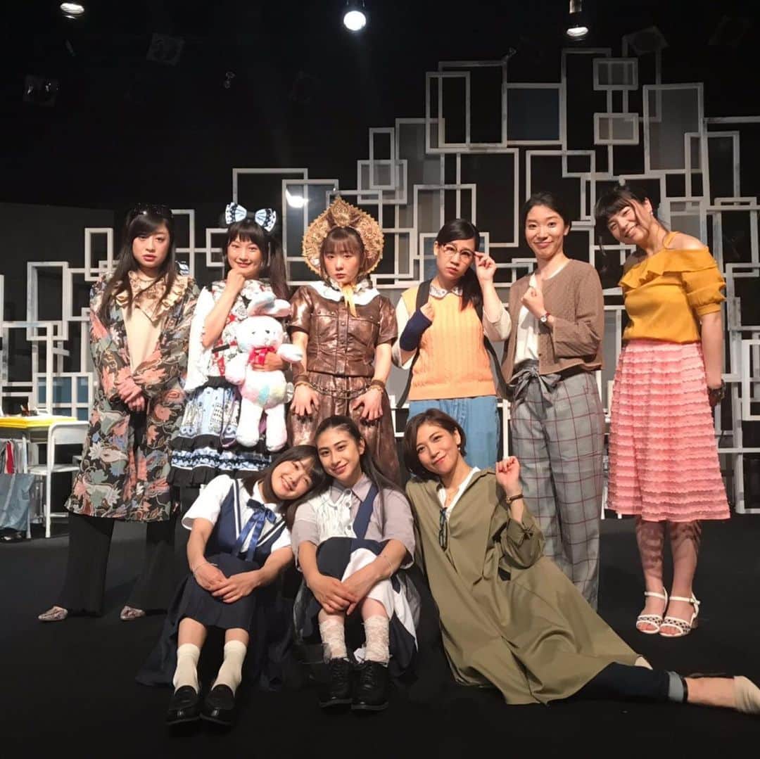髙橋明日香のインスタグラム：「Aチーム。 個性豊かで、それぞれが自分の個性を生かして仕事をきっちりこなす、仕事人チーム。 いつも賑やかで笑いに溢れてました。各々細かい遊びが随所に散りばめられてて、見てて飽きなかった！ みんなとわいわいするの楽しかったなぁ。 あいりん役の美紅ちゃんの三つ編みを、南出といくみんと編むのが日課でした。これも楽しかったぁー。  #トルツメの蜃気楼 #想い出振り返り」