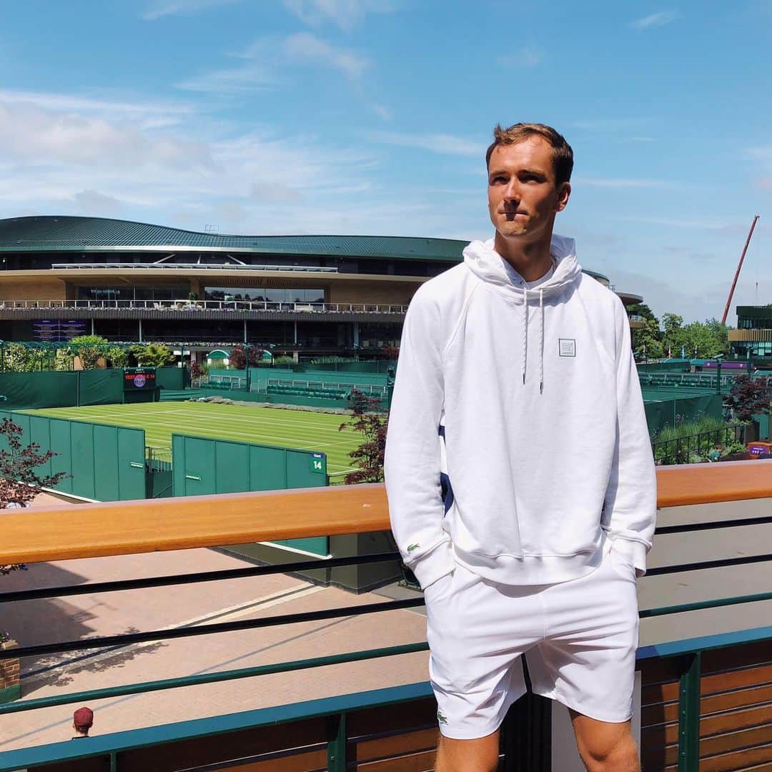 のインスタグラム：「Sunny Wimbledon 🌱☀️ 🐊 #best #time #of #the #year」