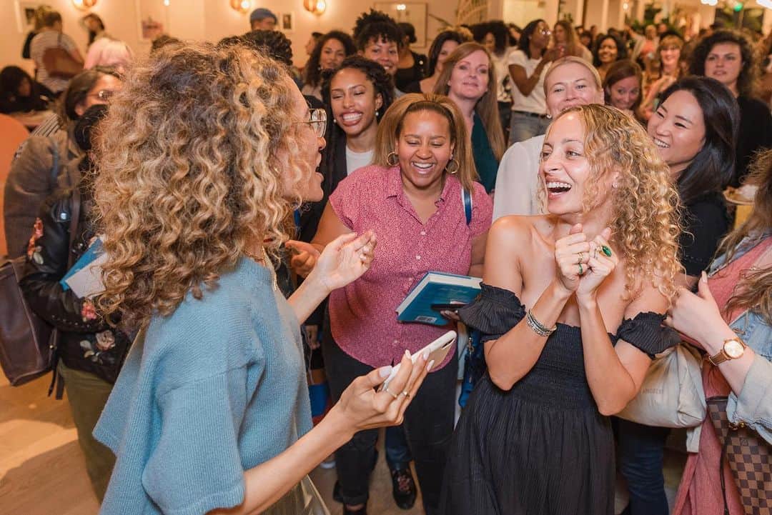 ニコール・リッチーさんのインスタグラム写真 - (ニコール・リッチーInstagram)「Well @elainewelteroth, our book “conversation” turned into a book partaayyy  REAL QUICK.  Thank you for the best night. Your story is inspiring and full of light. Congratulations! #MoreThanEnough」6月26日 23時01分 - nicolerichie