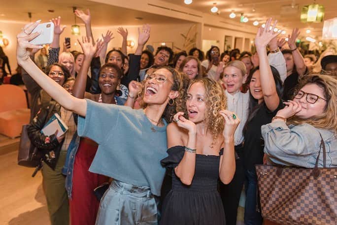 ニコール・リッチーさんのインスタグラム写真 - (ニコール・リッチーInstagram)「Well @elainewelteroth, our book “conversation” turned into a book partaayyy  REAL QUICK.  Thank you for the best night. Your story is inspiring and full of light. Congratulations! #MoreThanEnough」6月26日 23時01分 - nicolerichie