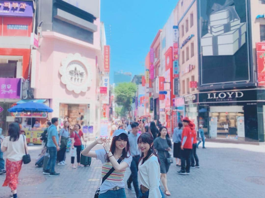 夏目樹里さんのインスタグラム写真 - (夏目樹里Instagram)「‪明日は雨みたいだけど、韓国🇰🇷滞在中はずっとお天気に恵まれてました🌞‬ ‪風が涼しくて気持ちよかったよ〜😊‬ ‪街がほんとカラフル😍‬ . ‪#ソウル #明洞 ‬ ‪#シャープピース‬ ‪#アズールシャープ ‬」6月26日 23時01分 - juri_azure