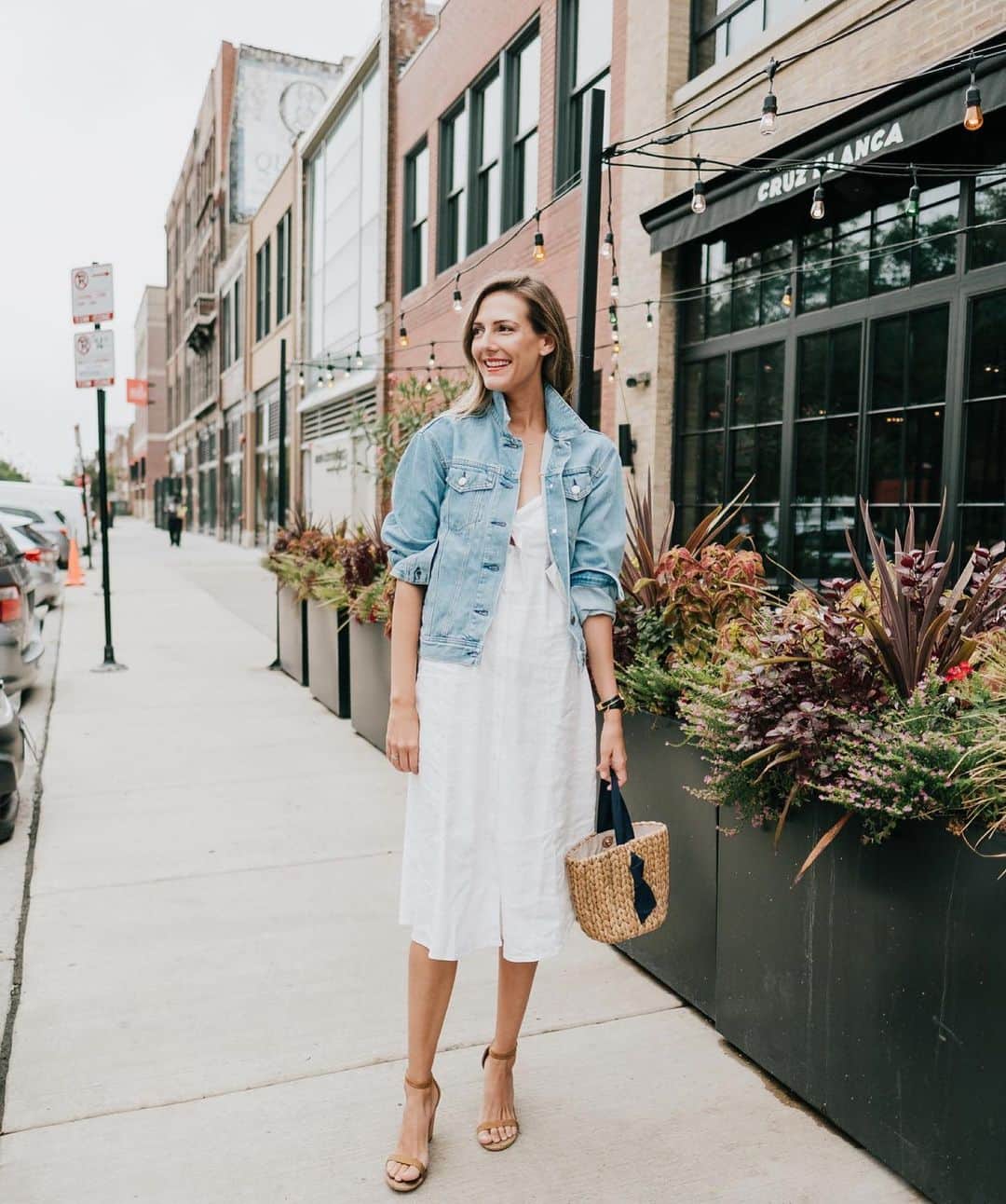 Anna Jane Wisniewskiのインスタグラム：「Standing on Randolph in the West Loop, home of so many great Chicago restaurants. I’m sharing all my favorites (plus activities) and breaking it down by neighborhood. I think you’ll enjoy it - be sure to check out the blog today! http://liketk.it/2CSMJ #liketkit @liketoknow.it #whitedress #eeeeeats #chicagorestaurants #westloop 📸 @ironandhoney」
