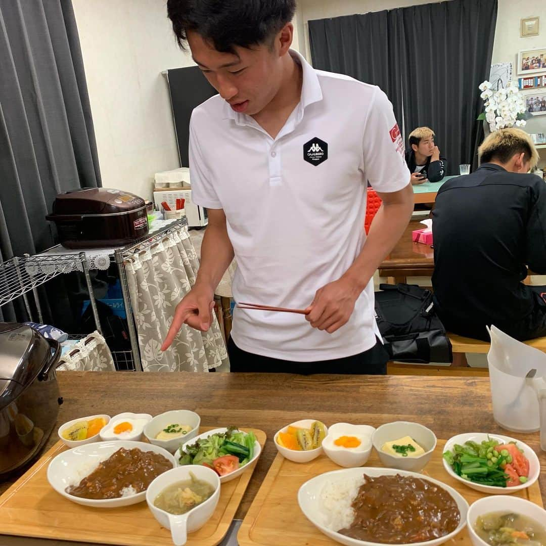 コンサドーレ札幌さんのインスタグラム写真 - (コンサドーレ札幌Instagram)「ナイターゲームの後のご飯はしまふく寮 深夜のカレーライスが定番。  どちらにしようかな？と悩む檀崎くん。  みんなちゃちゃっと食べて明日に向けて寝る準備😴  おやすみなさーい💤💤 しまふく寮ごはん🏠🍙 #consadole #consadole #コンサドーレ #jleague #ｊリーグ #soccer #サッカー #しまふく寮通信	 #食育 #食トレ #アスリートごはん #身体づくり #JAグループ北海道 #ゆめぴりか #みんなのよい食親善大使 #よつ葉 @yotsuba_milkproducts_official #北海道ぎょれん #町村農場 #アスリートフードマイスター #松浦沙耶花 #昼ごはん #夜ごはん #献立 #定食 #ランチ #レシピ #料理 #栄養 #栄養バランス」6月26日 23時05分 - hokkaido_consadole_sapporo