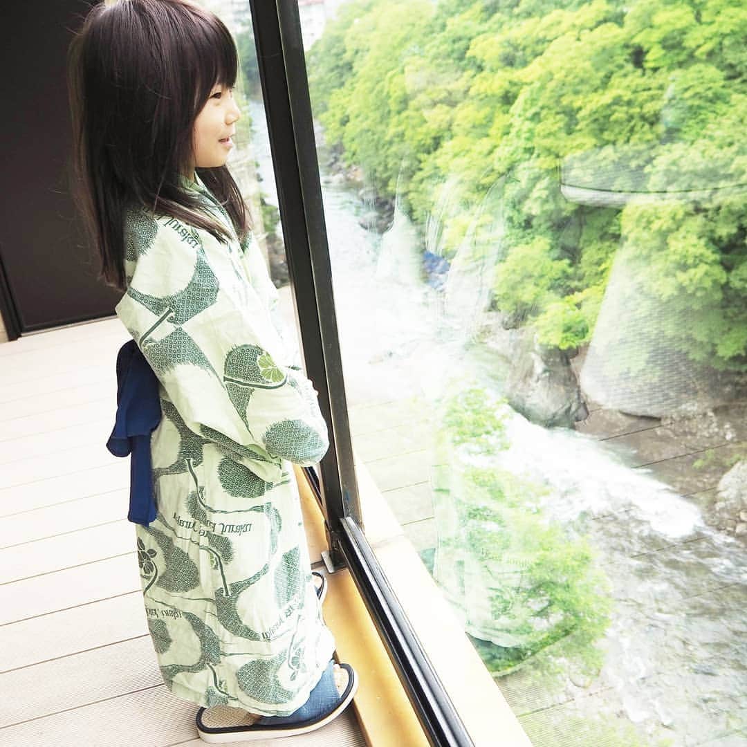 Kuboi Ayumiさんのインスタグラム写真 - (Kuboi AyumiInstagram)「家族で水上温泉へ。 今回は「みなかみホテルジュラク」に宿泊してきました。  利根川の清流を見下ろすリバービュータイプのお部屋にお泊りしたのですが、デッキテラスからも景色がよく、川の音で本当に癒されて。  主人も娘たちも外のテラスで長い時間過ごしていたので、気に入ったみたい。  お部屋自体は全体的に木のぬくもりを感じられるラグジュアリールームで4つのベッド（シモンズ）があったのですが、娘たちはどこで寝るか決めるだけでも楽しそうでした。  館内は浴衣で過ごせるのですが、お部屋にある浴衣だけでなく、数量限定ですが、花浴衣も選べます。  赤ちゃんサイズからあるのはうれしいサービスで、家族全員で浴衣でくつろぐことに。  ホテルを選ぶ重要なポイントのアメニティですが、なんとMIKIMOTO！ かなりポイントが高いです。 キッズ用の歯ブラシセットなどもあるので、小さい子ども連れでも安心。  また、暖炉ラウンジで薪のパチパチっという音に癒されたり、屋上庭園「水のテラス」 で小さなかわいい動物たちを探したりホテルの中だけでも家族で楽しめるスポットがいっぱいでした。  大浴場で身体の疲れをいやした後は、夕食を食べて、ラウンジで開催されていたお餅つき大会に大興奮の娘たち。  娘たちがぐっすり寝たあとは川の音を聞きながら、お部屋にあったミルでコーヒー豆をひいて、コーヒーとともに夫婦の時間。  もう居心地がよすぎて、帰りたくなくなっちゃいました（笑） インスタでは書ききれないので、ブログでもご紹介したいと思います。  水上温泉に行くときは「みなかみホテルジュラク」、チェックしてみてくださいね。  #家族旅行 #群馬旅行 #みなかみ #水上温泉 #インスタ映え #フォトジェニック #ホテル #hotel #みなかみホテルジュラク #宿泊体験記 #travel #gunma  #ドライブ #drive #温泉 #onsen  #浴衣 #MIKIMOTO」6月26日 23時05分 - himekagami