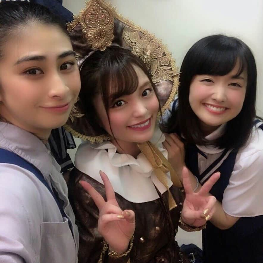 髙橋明日香さんのインスタグラム写真 - (髙橋明日香Instagram)「Bチーム。 あれ、こっちのチーム写真が少ない(笑) Bチームの人達は謙虚で真面目。そして不器用さんが多かったかもしれません。でもひたすら努力して積み上げてきました。みんなで1回1回に全てをつぎ込んで創り上げていた。その姿がとても素敵でした。 あと、川原役のれいなちゃんとアリス役のはるちゃんの髪型もやってあげてました！ ヘアアレンジも楽しかった(^ ^) #トルツメの蜃気楼 #想い出振り返り」6月26日 23時06分 - asuka_takahashi1019