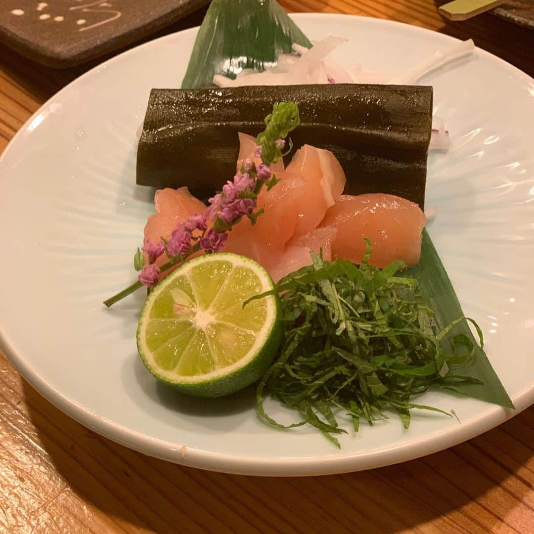 青山日和さんのインスタグラム写真 - (青山日和Instagram)「ㅤㅤㅤㅤㅤㅤㅤㅤㅤㅤㅤㅤㅤ ㅤㅤㅤㅤㅤㅤㅤㅤㅤㅤㅤㅤㅤ 追加投稿✍️ お約束の #食テロ タイム☺️🍚 ㅤㅤㅤㅤㅤㅤㅤㅤㅤㅤㅤㅤㅤ 焼き鳥にこだわり続けたお店だからこその串のクォリティとこの贅沢かつ視覚的テロ感強めなTKG🐥🥚 ㅤㅤㅤㅤㅤㅤㅤㅤㅤㅤㅤㅤㅤ ぷりっぷりでした！ ㅤㅤㅤㅤㅤㅤㅤㅤㅤㅤㅤㅤㅤ シメの鶏スープたまらぬって書いたら、色んな方からそのスープを使ったお鍋がさらにたまらぬだから次は！！ってdmきた👀✨ ㅤㅤㅤㅤㅤㅤㅤㅤㅤㅤㅤㅤㅤ おなべ、、大好きやから楽しみ。 ㅤㅤㅤㅤㅤㅤㅤㅤㅤㅤㅤㅤㅤ ㅤㅤㅤㅤㅤㅤㅤㅤㅤㅤㅤㅤㅤ #ごはん #癒し #ビジョメシ #心斎橋 #大阪グルメ #焼き鳥 #木鶏 #心斎橋グルメ #心斎橋ディナー #飯テロ #視覚的 #TKG #osaka #shinsaibashi #あおやまご飯日記」6月26日 23時16分 - hiyo131131